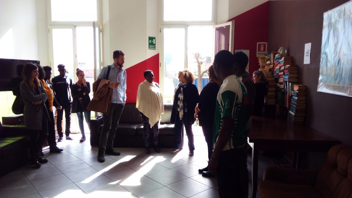 Cécile Kyenge visita il Centro di accoglienza straordinario della Cento Fiori a Rimini