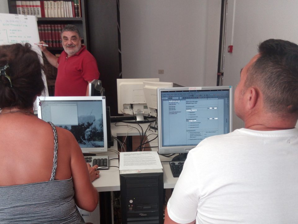 Studenti durante il corso di informatica alla Comunità Terapeutica di Vallecchio