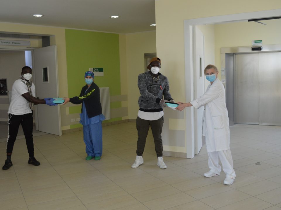 Richiedenti asilo donano due tablet per i pazienti covid 19 all'ospedale Infermi di Rimini