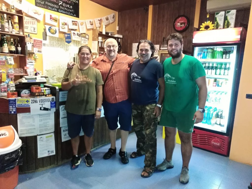 Foto di gruppo con i gestori del Lago Arcobaleno