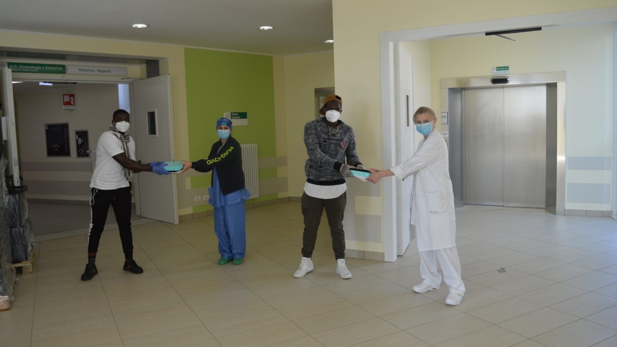 Richiedenti asilo donano due tablet per i pazienti covid 19 all'ospedale Infermi di Rimini