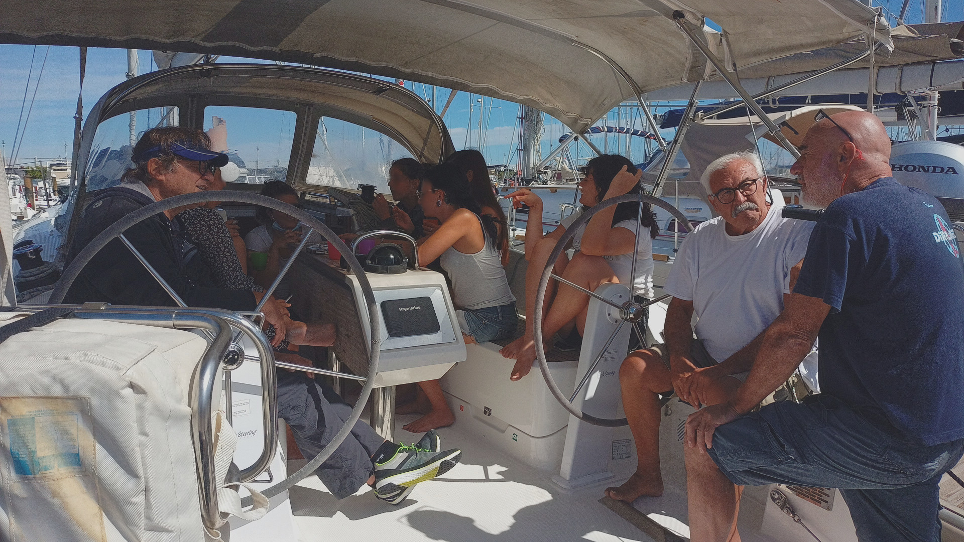 educatori e pazienti della Cooperativa Sociale Cento Fiori su una barca a vela nel porto di Rimini
